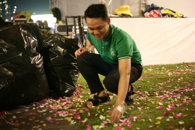 Anh Tào Quang Tuyền (SN 2000), Đội trưởng đoàn tình nguyện viên "Hội yêu rác - vì một thể giới văn minh" tham gia thu gom, dọn dẹp vệ sinh khu vực tổ chức bắn pháo hoa, cho biết Hội yêu rác hoạt động ở 63 tỉnh, thành Việt Nam, mang thông điệp "Người Việt Nam không xả rác" và tham gia hầu hết các sự kiện tập trung nhiều người dân, bao gồm dịp bắn pháo hoa mừng năm mới và đây là năm thứ 6 bạn tham gia.&nbsp;