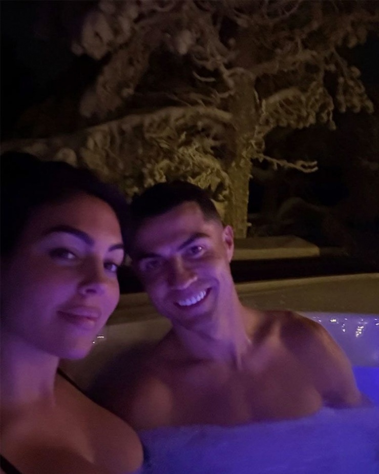 Trước khi tới Dubai nhận giải C. Ronaldo và Georgina đưa các con tới Lapland, Phần Lan, đón Giáng sinh. Người đẹp sinh năm 1994 chia sẻ nhiều ảnh bên gia đình trong đó có khoảnh khắc cô và CR7 ngâm mình trong bồn tắm ở quê hương ông già Noel.