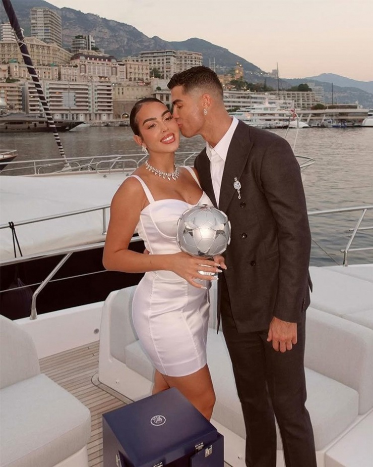 Khoảnh khắc tình tứ của C. Ronaldo và bạn gái lâu năm trên du thuyền tại Monaco sau khi anh nhận giải Cầu thủ ghi nhiều bàn nhất lịch sử Champions League cuối tháng 8/2024.