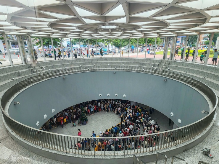 Xếp hàng hơn 2 giờ chờ đi metro Bến Thành - Suối Tiên ngày đầu năm - 1