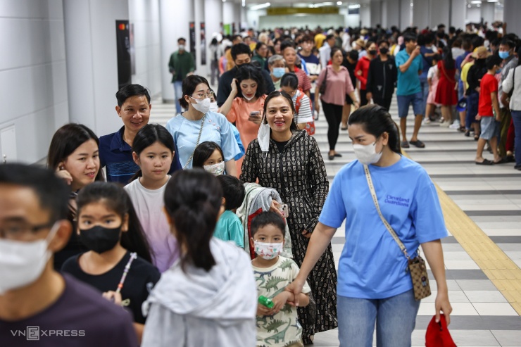 Xếp hàng hơn 2 giờ chờ đi metro Bến Thành - Suối Tiên ngày đầu năm - 3