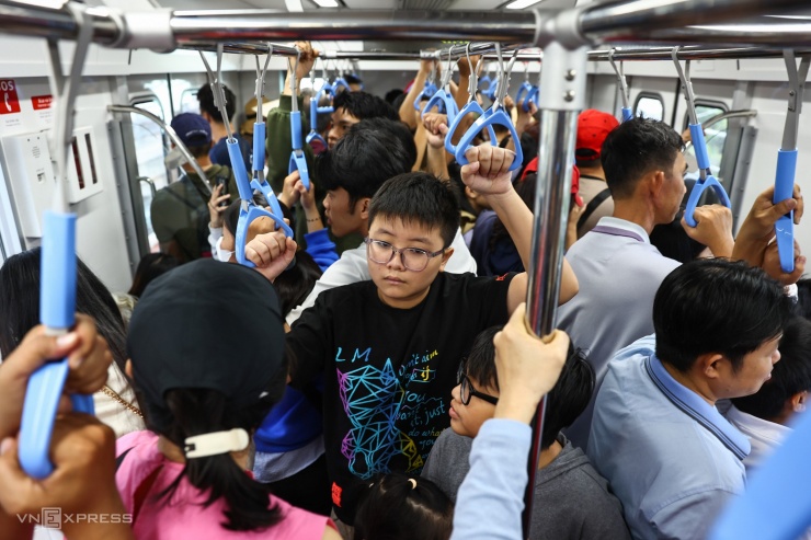 Xếp hàng hơn 2 giờ chờ đi metro Bến Thành - Suối Tiên ngày đầu năm - 10