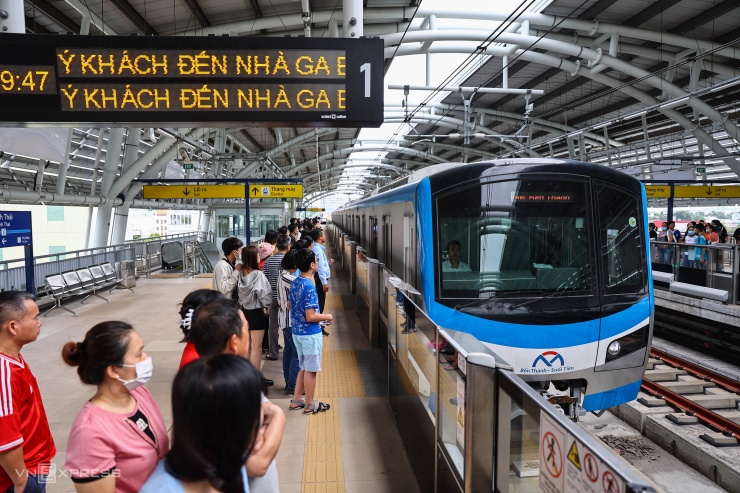 Xếp hàng hơn 2 giờ chờ đi metro Bến Thành - Suối Tiên ngày đầu năm - 14