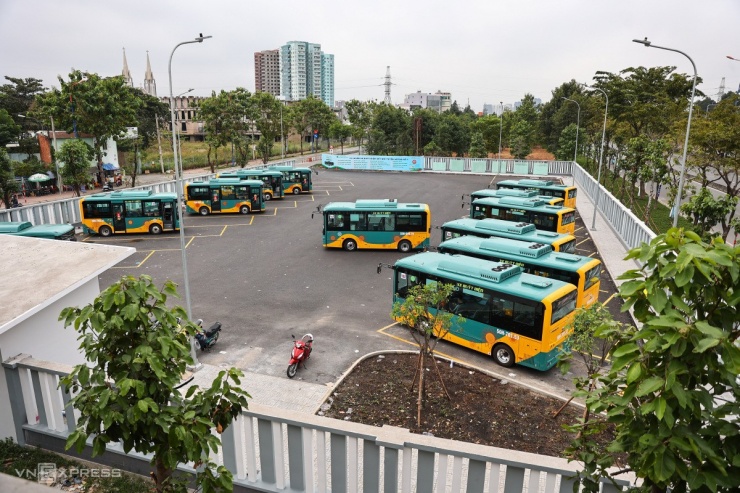 17 tuyến buýt điện lộ trình kết nối ga Metro Bến Thành - Suối Tiên liên tục ra vào các nhà ga trên cao. Đây là các tuyến buýt được TP HCM mở mới với tổng số 150 xe điện, chạy 5h-22h mỗi ngày, giúp khách dễ tiếp cận tàu điện. Các bãi giữ xe tại đây cũng luôn kín chỗ để phục vụ người dân đi metro.