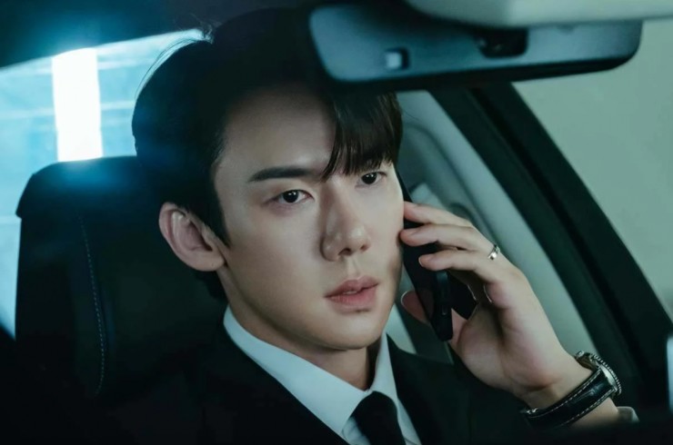 Trong When the Phone Rings (Khi điện thoại đổ chuông), Yoo Yeon Seok thủ vai Baek Sa Eon. Anh có cuộc hôn nhân được sắp đặt với phiên dịch viên ký hiệu Hong Hee Joo (Chae Soo Bin) - con gái chủ tờ nhật báo nổi tiếng. Hai người trải qua ba năm lạnh nhạt đến khi Baek Sa Eon nhận được cuộc gọi đe dọa từ kẻ bắt cóc Hee Joo.