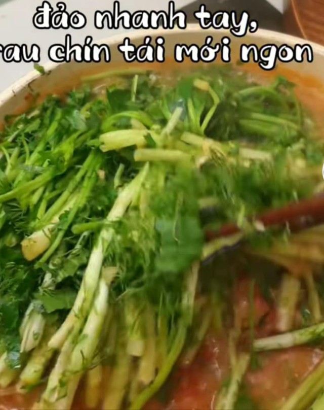 Cho rau cần vào, đảo nhanh tay.