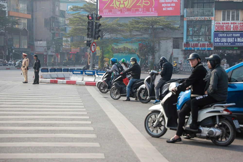 Sáng nay 1-1, ngày đầu tiên Nghị định 168 chính thức có hiệu lực, ghi nhận tại nút ngã 5 Ô Chợ Dừa, phần lớn người dân đã tuân thủ quy định, đặc biệt là dừng chờ đèn đỏ đúng tín hiệu giao thông.