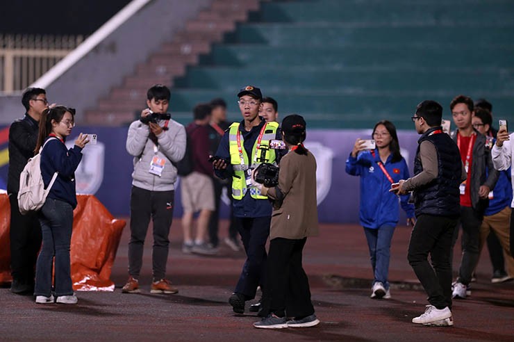 Giật mình “người lạ” quay lén ĐT Việt Nam tập trước chung kết AFF Cup - 1