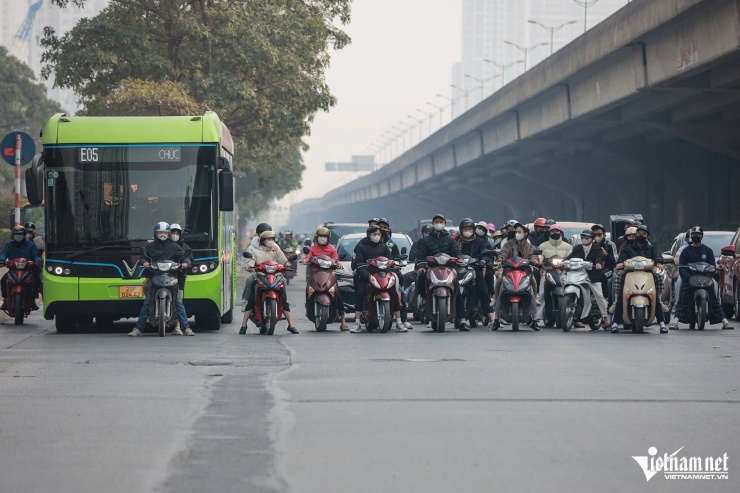 Người dân chấp hành dừng chờ đèn đỏ tại nút giao Phạm Hùng - Dương Đình Nghệ. Ảnh: Đình Hiếu