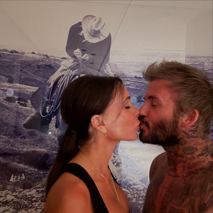 Vào ngày 1/1/2025, David Beckham đăng ảnh hôn vợ, Victoria Beckham, và loạt khoảnh khắc bên gia đình lên Instagram, kèm dòng chú thích: “Chúc mừng năm mới từ tôi, vợ tôi và những đứa trẻ tuyệt vời của tôi. Cảm ơn vì một năm không thể quên. Tôi muốn chúc tất cả các bạn một năm 2025 vui vẻ và mạnh khỏe”.