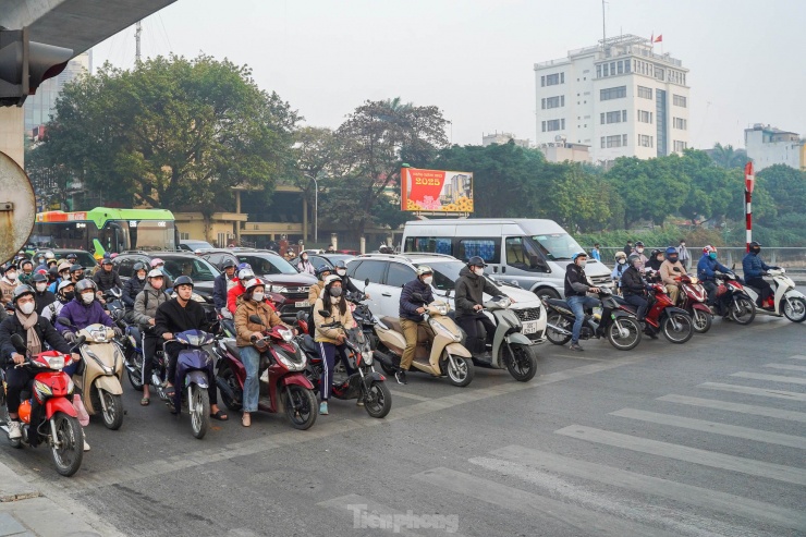 Các ngã tư ở Hà Nội &#39;ngay ngắn&#39; trong ngày đi làm đầu tiên của năm 2025 - 2