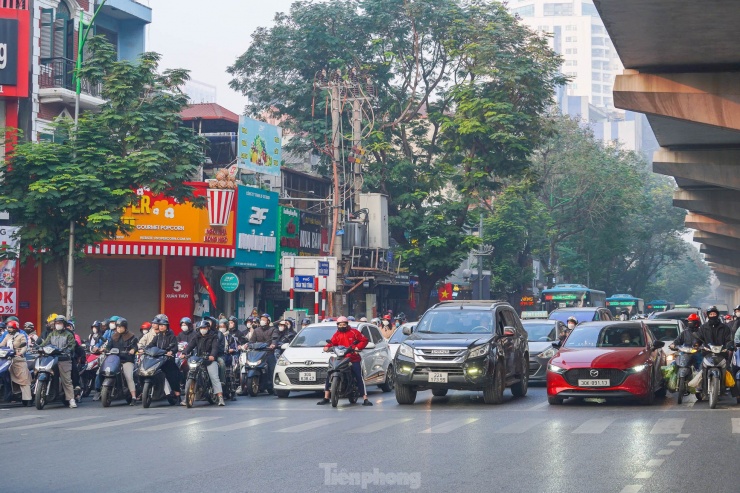 Các ngã tư ở Hà Nội &#39;ngay ngắn&#39; trong ngày đi làm đầu tiên của năm 2025 - 5