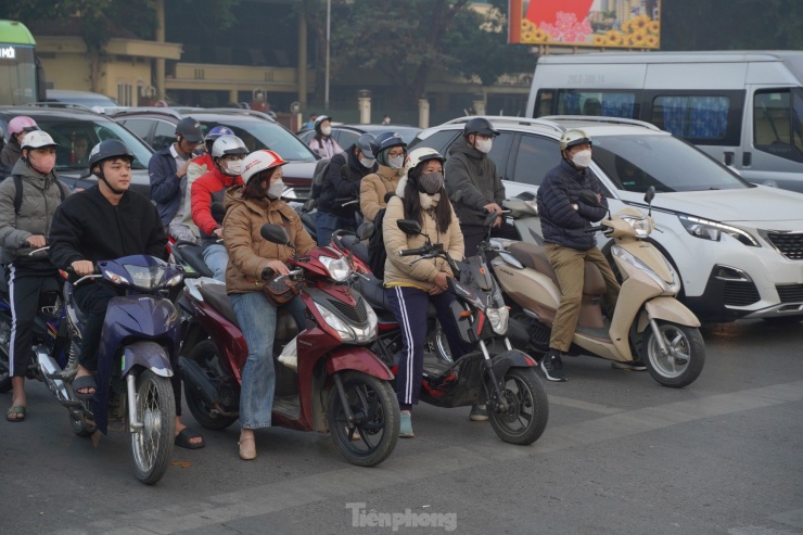 Các ngã tư ở Hà Nội &#39;ngay ngắn&#39; trong ngày đi làm đầu tiên của năm 2025 - 6