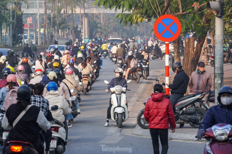 Các ngã tư ở Hà Nội &#39;ngay ngắn&#39; trong ngày đi làm đầu tiên của năm 2025 - 10