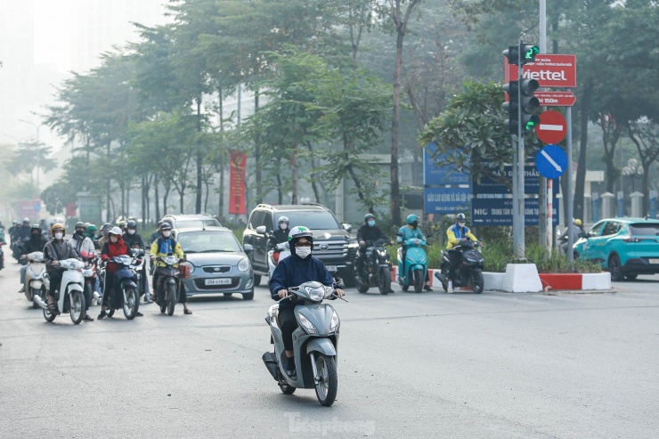 Các ngã tư ở Hà Nội &#39;ngay ngắn&#39; trong ngày đi làm đầu tiên của năm 2025 - 9