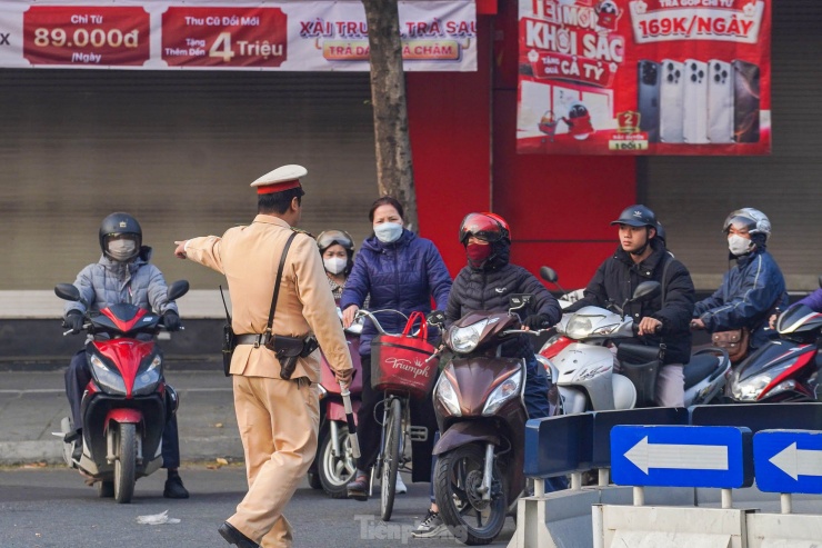 Các ngã tư ở Hà Nội &#39;ngay ngắn&#39; trong ngày đi làm đầu tiên của năm 2025 - 12