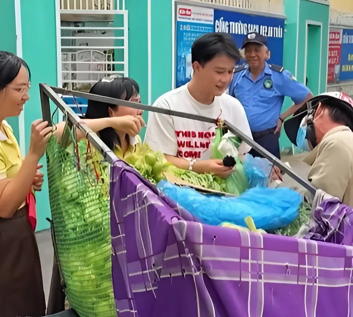 Gặp chú bán rau rong ruổi chẳng ai mua, thanh niên trẻ nói một câu khiến cả MXH đồng loạt “cảm ơn” - 2