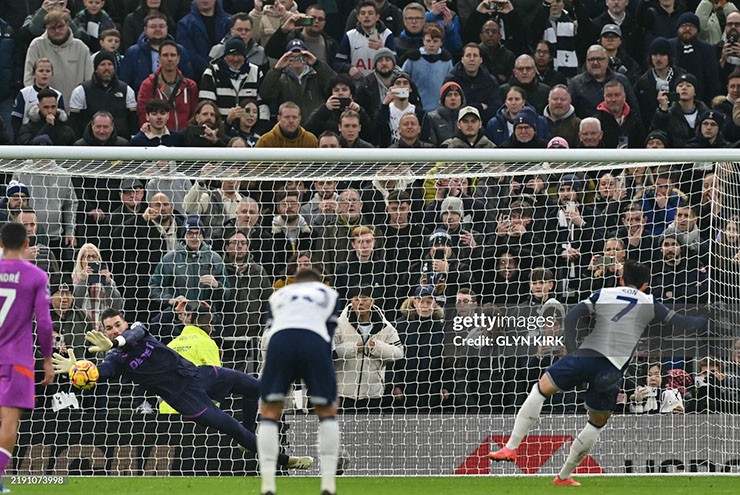 Son Heung Min đá hỏng 11m