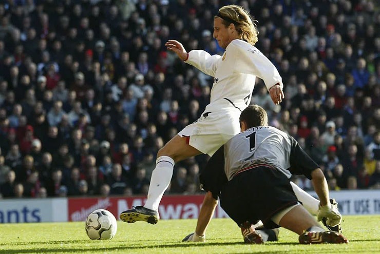 Diego Forlan (áo trắng) lập cú đúp vào lưới Liverpool