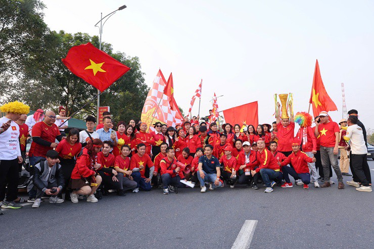 Triệu fan ăn mừng ĐT Việt Nam thắng Thái Lan, người hâm mộ ùa ra đường "đi bão" - 17