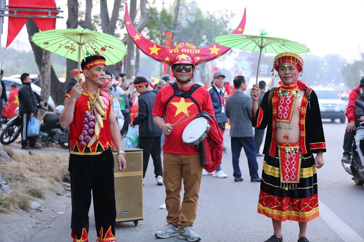 Triệu fan ăn mừng ĐT Việt Nam thắng Thái Lan, người hâm mộ ùa ra đường "đi bão" - 18