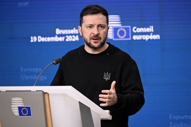 Tổng thống Ukraine Volodymyr Zelensky phát biểu trong cuộc họp báo tại trụ sở EU ở Brussels vào ngày 19/12/2024. Ảnh: AFP.