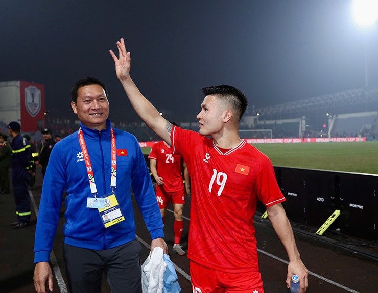 Sau chiến thắng 2-1 của ĐT Việt Nam trước Thái Lan ở chung kết lượt đi AFF Cup 2024, các tuyển thủ Việt Nam đã ra ăn mừng cùng khán giả Việt Trì