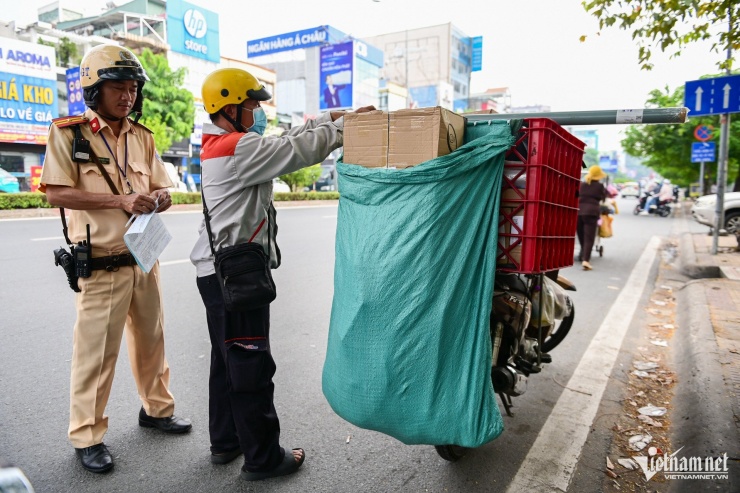 Để hàng hóa che lấp biển số xe, người đàn ông TPHCM ngỡ ngàng khi bị phạt - 3