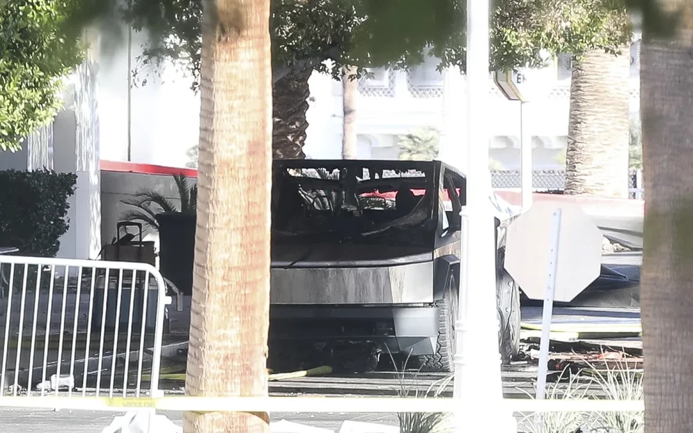 Hiện trường vụ xe Tesla Cybertruck phát nổ trước khách sạn Trump International hôm 1-1 ở TP Las Vegas (Mỹ). Ảnh: AFP