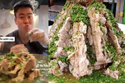 Đội trưởng Duy Mạnh thích thú khi mukbang tháp sườn cay kiểu Thái