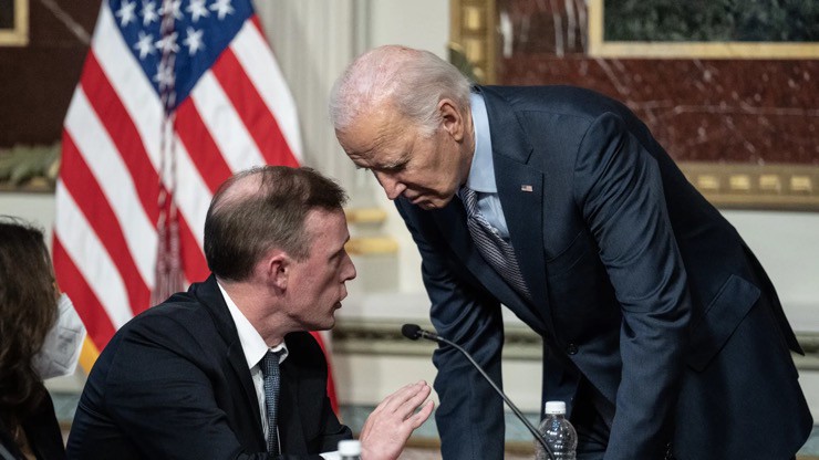 Tổng thống Mỹ Joe Biden trao đổi với Cố vấn An ninh Quốc gia Jake Sullivan. Ảnh: Drew Angerer/Getty Images.