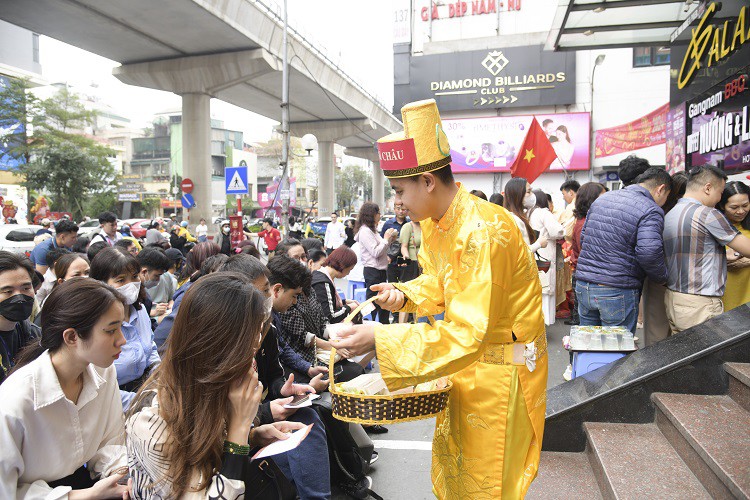 Ngay sau Tết là ngày Vía Thần Tài, người dân xếp hàng mua vàng đông như trảy hội.