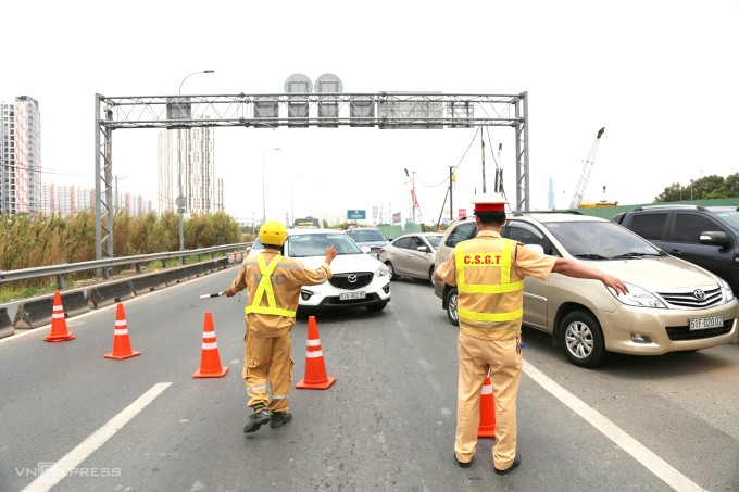 Cảnh sát giao thông phân luồng phương tiện vào cao tốc ở TP HCM. Ảnh: Đình Văn