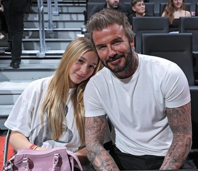 Harper Beckham và bố trên khán đài. Ảnh: Instagram David Beckham