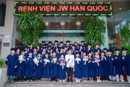 CEO Bệnh viện JW cùng 65 thủ khoa đại học: Vượt khó - vươn xa