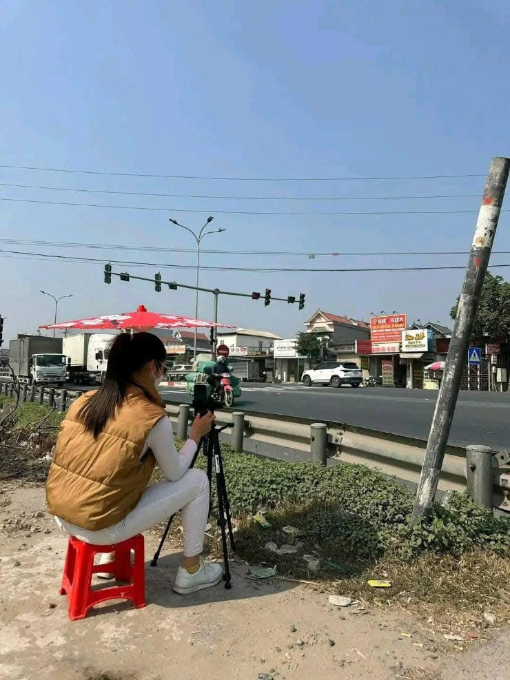 “Cười nghiêng ngả” với muôn kiểu ra đường săn vi phạm giao thông - 9