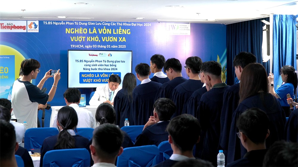 Nhiều thủ khoa bày tỏ lòng mến mộ dành cho bác sĩ Tú Dung và cuốn sách Nghèo là vốn liếng