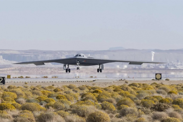 Một chiếc B-21 Raider đang trải qua các thử nghiệm toàn diện tại Căn cứ Không quân Edwards, California, bao gồm đánh giá trên mặt đất, thử nghiệm lăn bánh và các hoạt động bay. (Ảnh: Bộ Quốc phòng Mỹ)