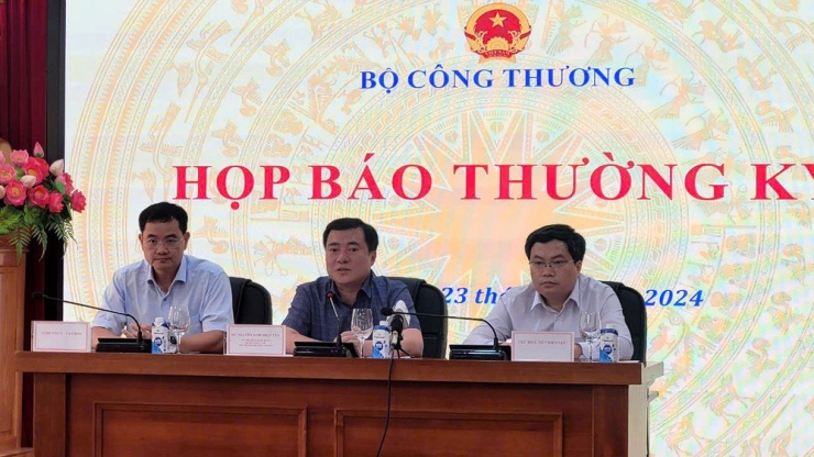 Thứ trưởng Bộ Công Thương Nguyễn Sinh Nhật Tân (giữa) chủ trì họp báo thường kỳ.