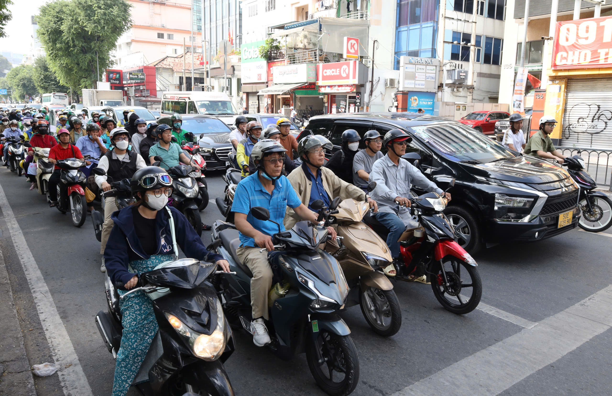 Tăng mức phạt giao thông: Nhiều người ở TP HCM “không tin vào mắt mình” - 3