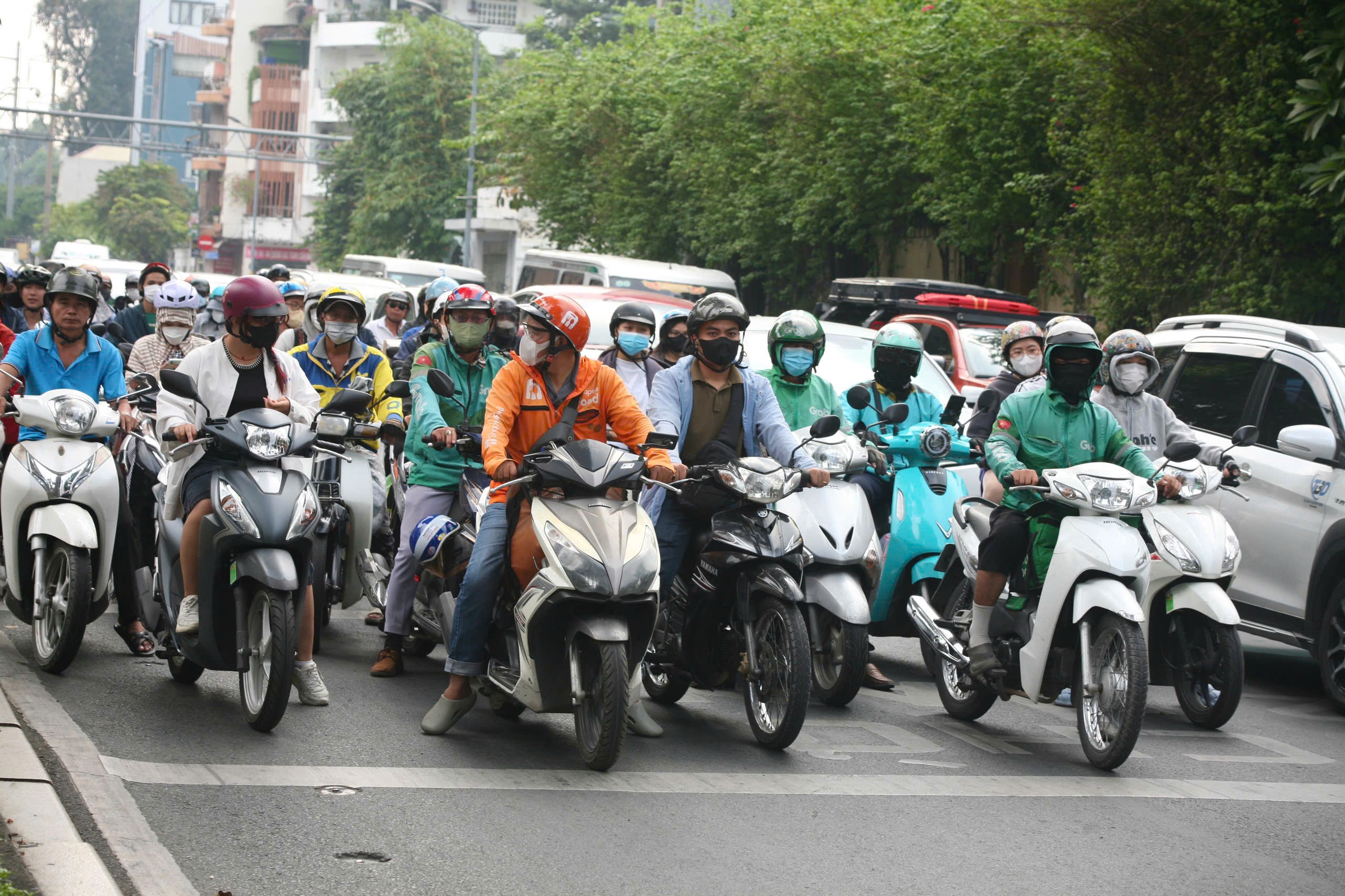 Tăng mức phạt giao thông: Nhiều người ở TP HCM “không tin vào mắt mình” - 9