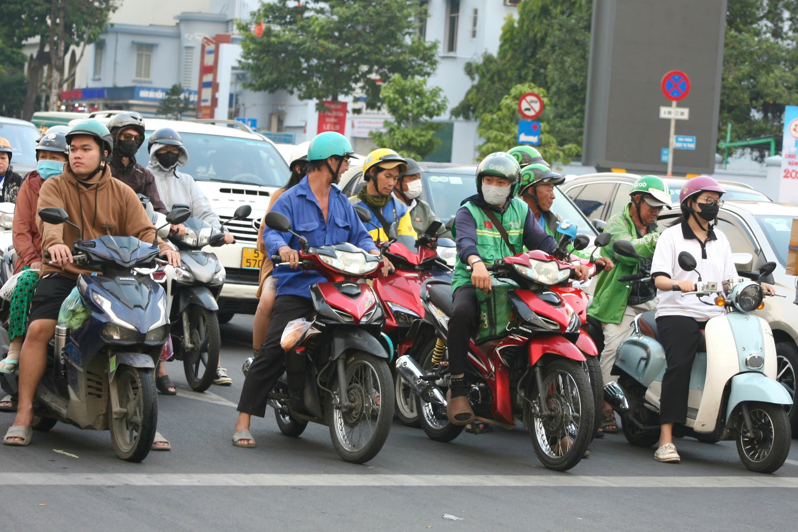 Tăng mức phạt giao thông: Nhiều người ở TP HCM “không tin vào mắt mình” - 10