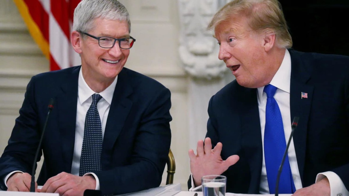 Giám đốc điều hành Apple - Tim Cook (trái) và Tổng thống Mỹ - Donald Trump (phải).