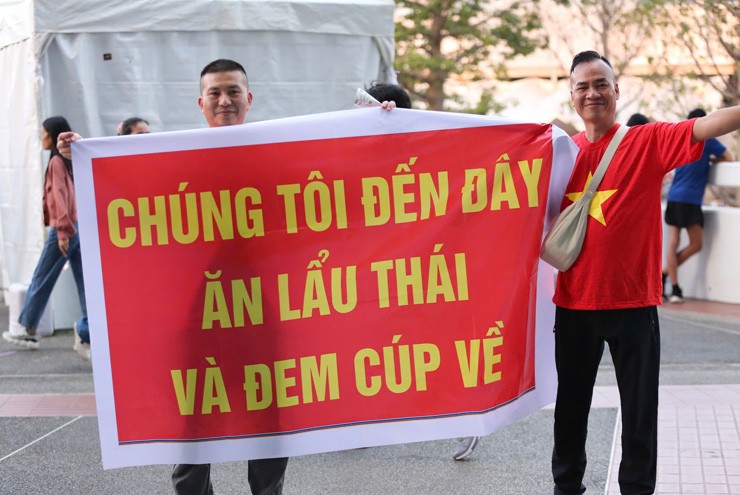 Triệu fan cả nước mở hội ăn mừng ĐT Việt Nam vô địch AFF Cup, rừng cờ bay phấp phới - 17