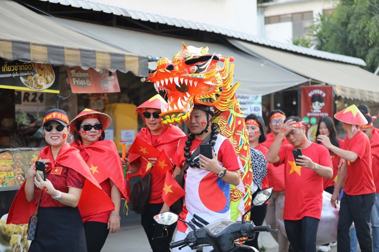 Triệu fan cả nước mở hội ăn mừng ĐT Việt Nam vô địch AFF Cup, rừng cờ bay phấp phới - 18