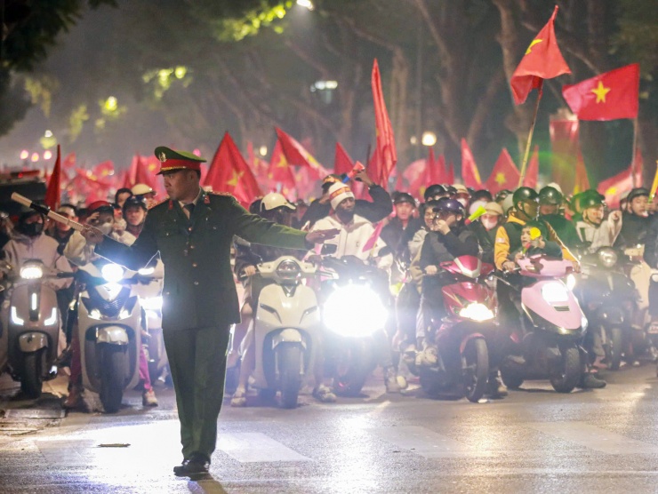 Cảnh sát xuyên đêm bảo đảm an ninh trật tự sau chiến thắng của đội tuyển Việt Nam - 9