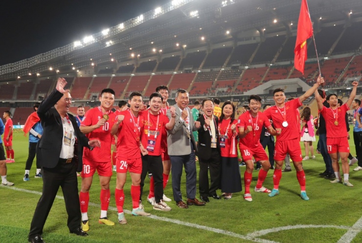 Bầu Hiển cùng gia đình đến Thái Lan sáng 5/1 để theo dõi trận chung kết lượt về ASEAN Cup 2024. Sau khi trận đấu kết thúc với chiến thắng 3-2 nghiêng về tuyển Việt Nam, ông cùng bà xã Lê Thanh Hòa và con trai Đỗ Vinh Quang xuống sân chúc mừng toàn đội.