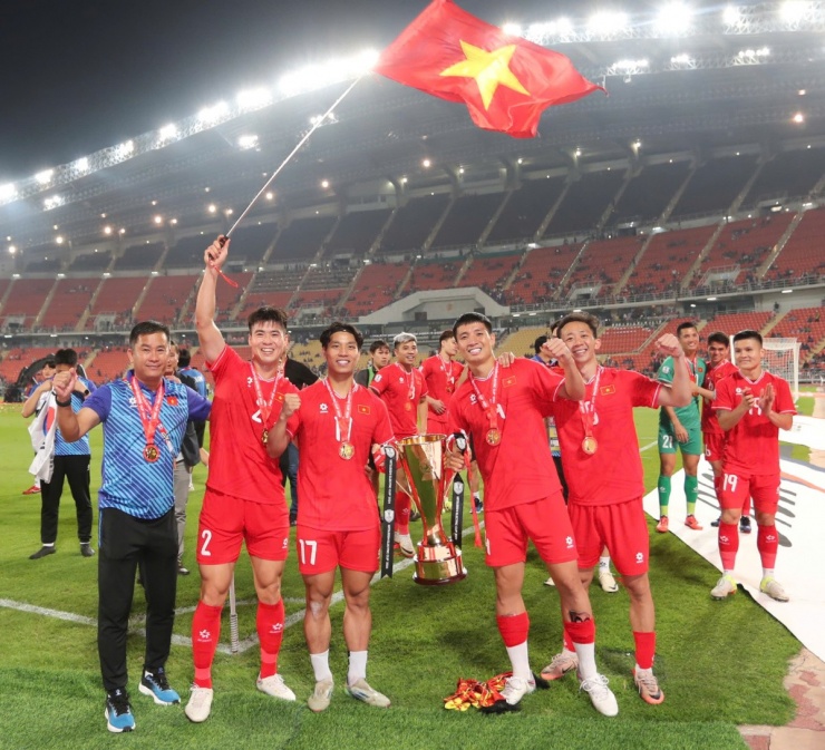 Duy Mạnh và Bùi Tiến Dũng có lần thứ hai vô địch ASEAN Cup (AFF Cup) cùng tuyển Việt Nam sau lần đầu vào năm 2018. Với Văn Thanh và Châu Ngọc Quang, đây là lần đầu họ vô địch Đông Nam Á. Văn Thanh lỡ hẹn với giải đấu năm 2018 vì chấn thương. Theo kế hoạch, tuyển Việt Nam sẽ về đến Hà Nội vào chiều nay 6/1.