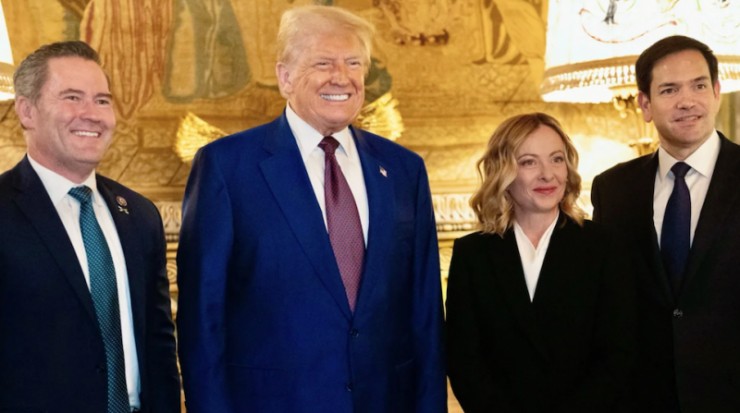 Thủ tướng Italia Giorgia Meloni chụp ảnh cùng ông Donald Trump và các thượng nghị sĩ Mỹ tại Mar-a-Lago, Florida hôm 5/1 (giờ địa phương). Ảnh: Reuters