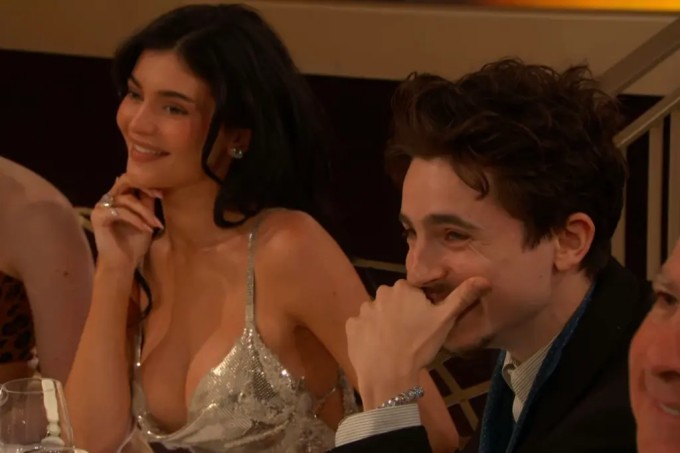 Kylie Jenner diện đầm hở bạo dự Quả cầu vàng với Timothée Chalamet - 1